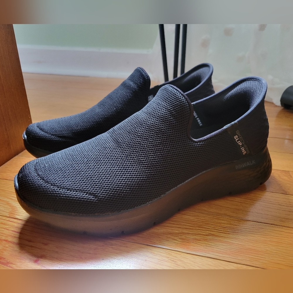 Men's NEW Skechers Go Walk Slip-ins Size 9